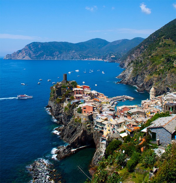 Nằm trên một vách đá cheo leo, những ngôi nhà đầy màu sắc ở làng Rocky, thị trấn Vernazza đã biến nơi đây thành một trong những hải cảng đẹp nhất nước Ý.